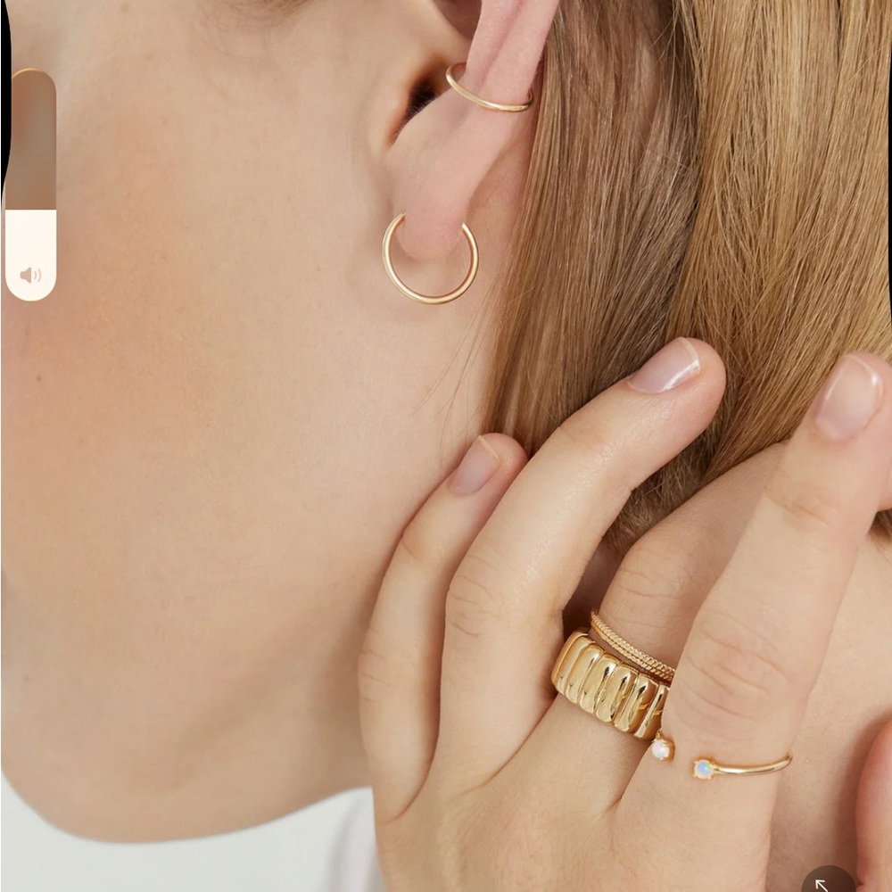 Mejuri Gold Ribbed Ring - Picture 3 of 5
